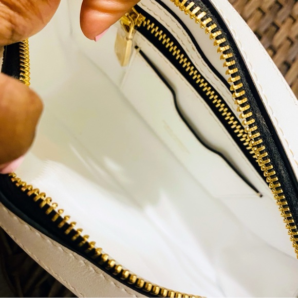 NEW WITH TAGS! 100% Authentic Dolce And Gabbana White Logo Leather Camera Bag - Picture 12 of 13